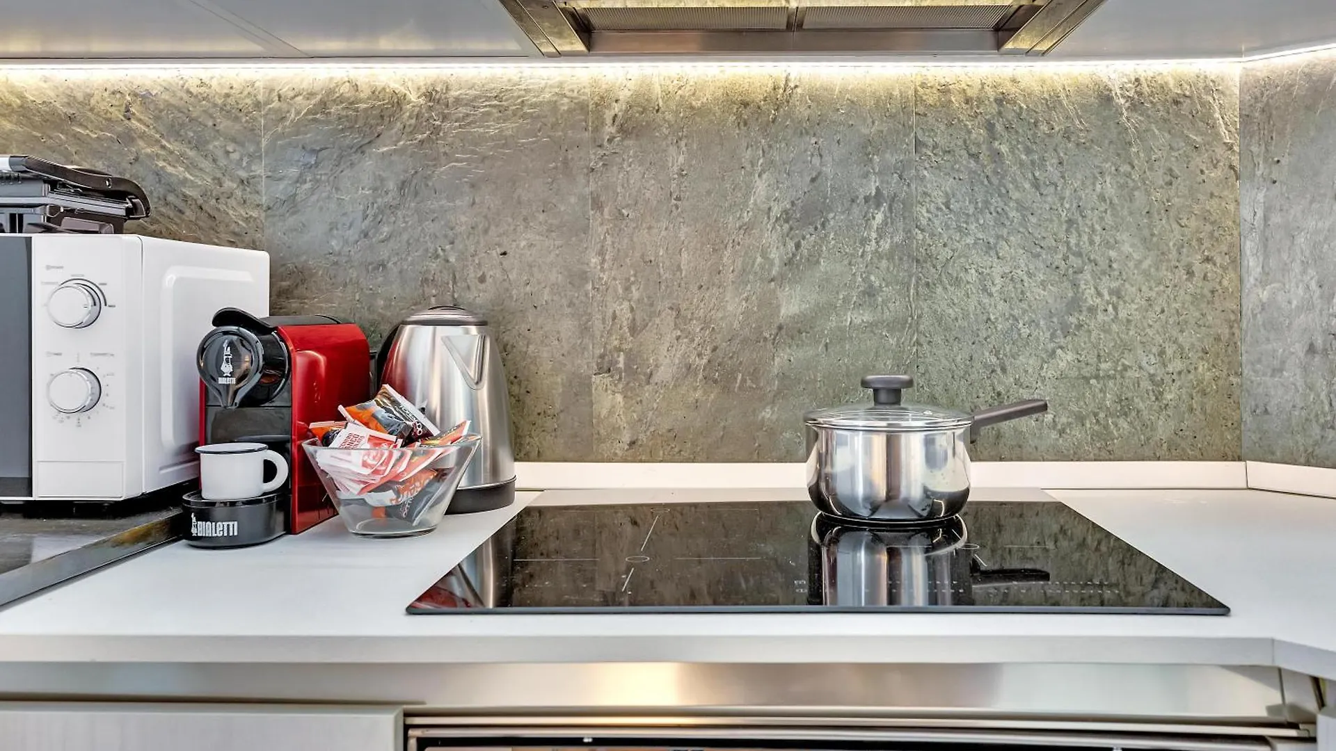 Arco Della Pace-Castello SforzescoExclusive Mini Loft Wifi Netflix Apartment Milan 0*,  Italy